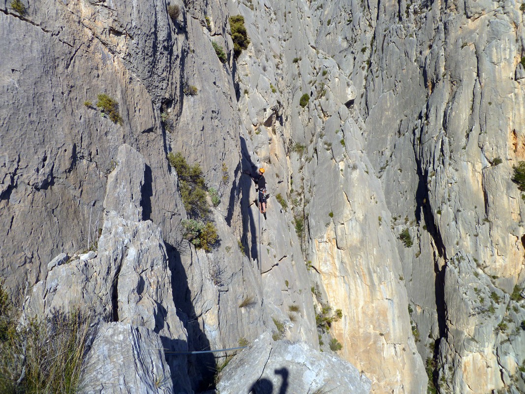 Entre sombras  - Jose empieza a ascender después de una larga travesía, cerca del final de la cresta. 