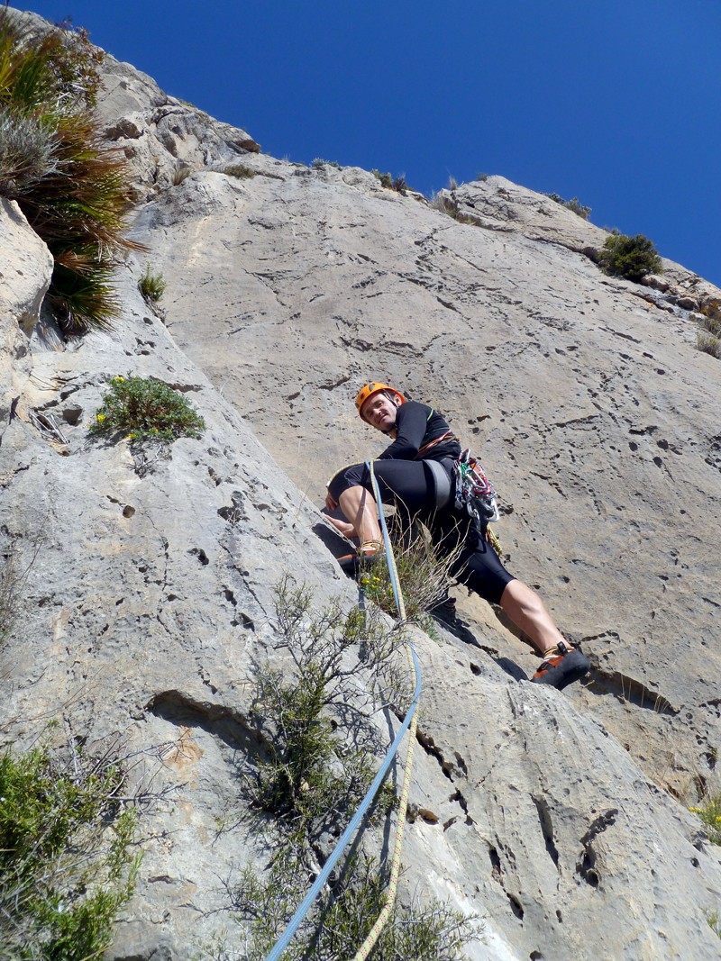 Fisura tumbada  - Tras la gran terraza, podemos hacer un largo muy variado y no del todo evidente por una serie de fisuras, diedros y placas. Jose, en su primer largo de autoprotección escalando de primero. Enhorabuena!! 