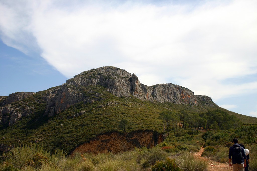 Camino de aproximación  - Camino de aproximación al sector Cherales con las paredes al fondo 
