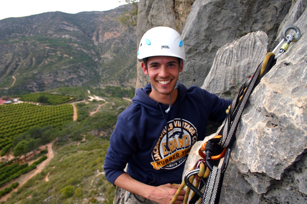Primer dia, primera reunión  - Ese Goooon, en su primer día de escalada y ya colgado de una reunión. Curtiendo desde el primer momento. 
