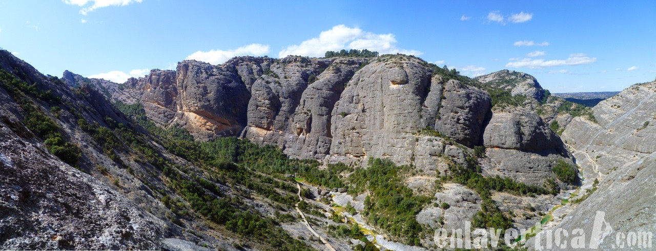 Panorámica de les Moles del Don  - Vista panorámica de les Moles del Don. Foto tomada durante la escalada de la vía Esperó de la lluna plena a la Gronsa Sud. 