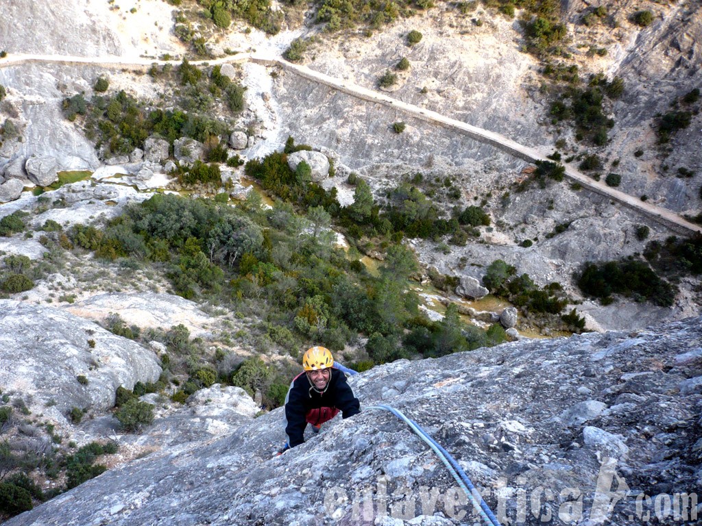 Emili a les Moles  - Emili disfrutando de su primera vía larga. 