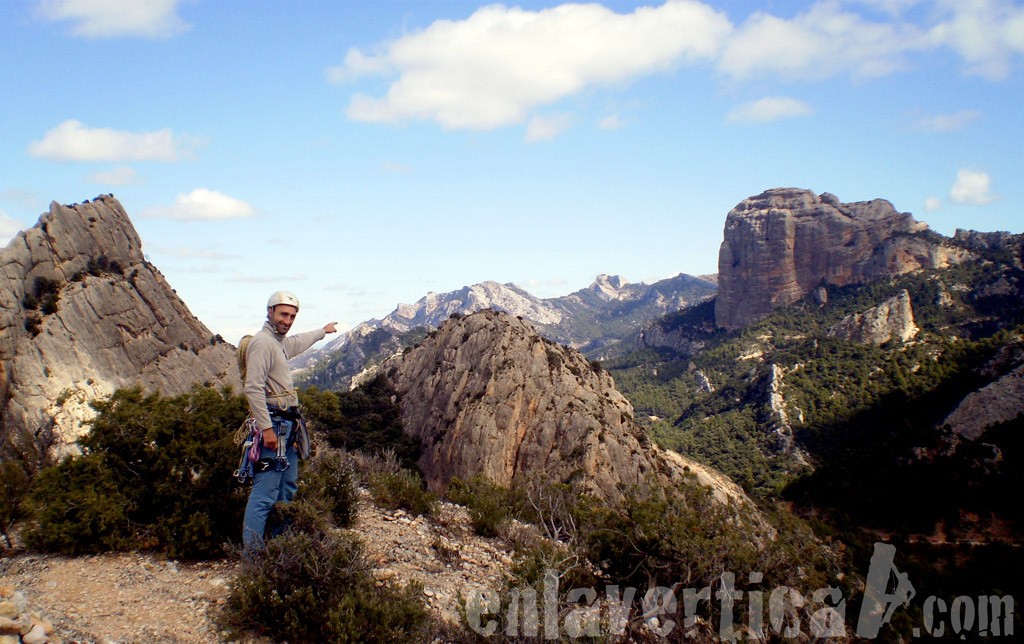 En la cima  - Fernando apunta a les Roques de Benet desde la cima de la Gronsa sur 