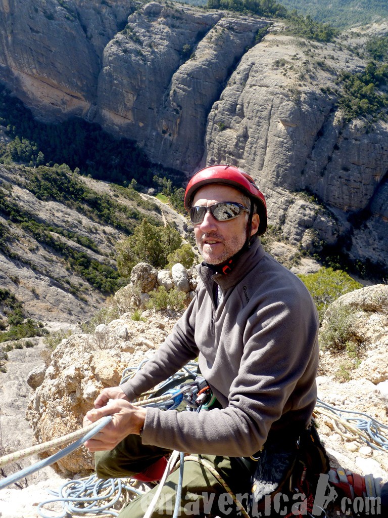 Asegurando el último largo  - Javi asegura a Ramón en el último largo con les Moles Moles del Don como telón de fondo 