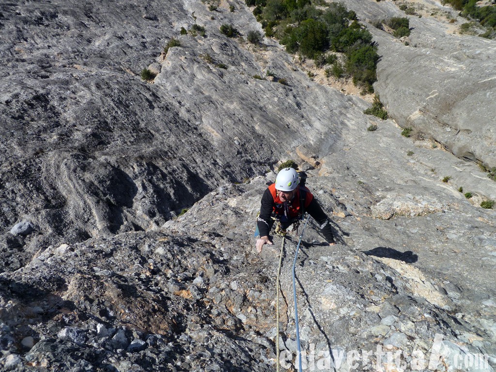 Ganando altura  - Ramón volviendo a disfrutar de la escalada tras unos meses en el dique seco por un accidente. 