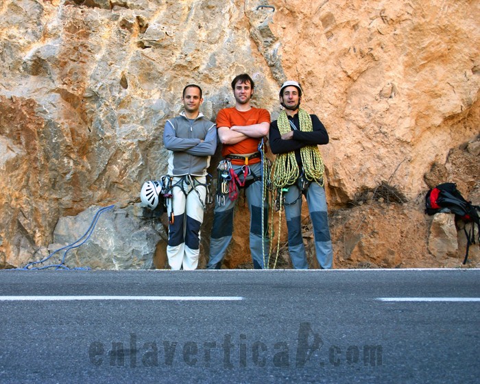 A pie de vía  - Como se ve en la foto, el pie de vía de este viote de las Fisuras de la carretera es prácticamente la propia carretera así que conviene extremar las precauciones para no tirar piedras durante la escalada y tener cuidado con los cohces al asegurar en el primer largo. 