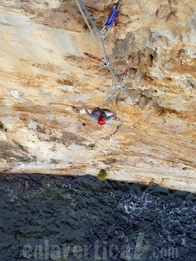 Espectacular L2  - Javi escalando el espectacular segundo largo, con el Mediterraneo como telón de fondo. 
