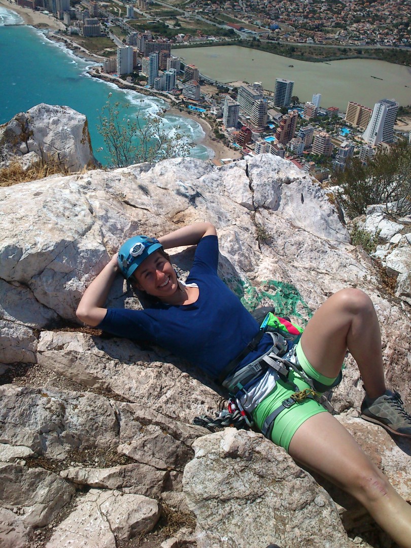 Adri tomando el sol  - En la cima tras escalar la vía Polvos mágicos 
