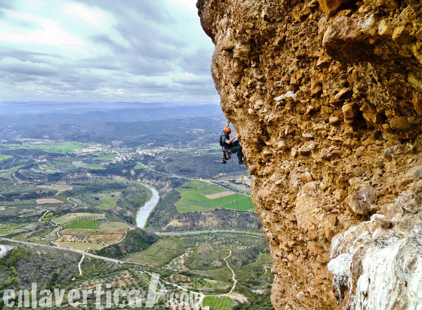 Rally 12 horas Riglos 2012  - Uno de los miembros de la cordada formada por miembros de la guardia civil de montaña durante la IV edición del Rally Tech Rock 12 horas de escalada Riglos 2012. 