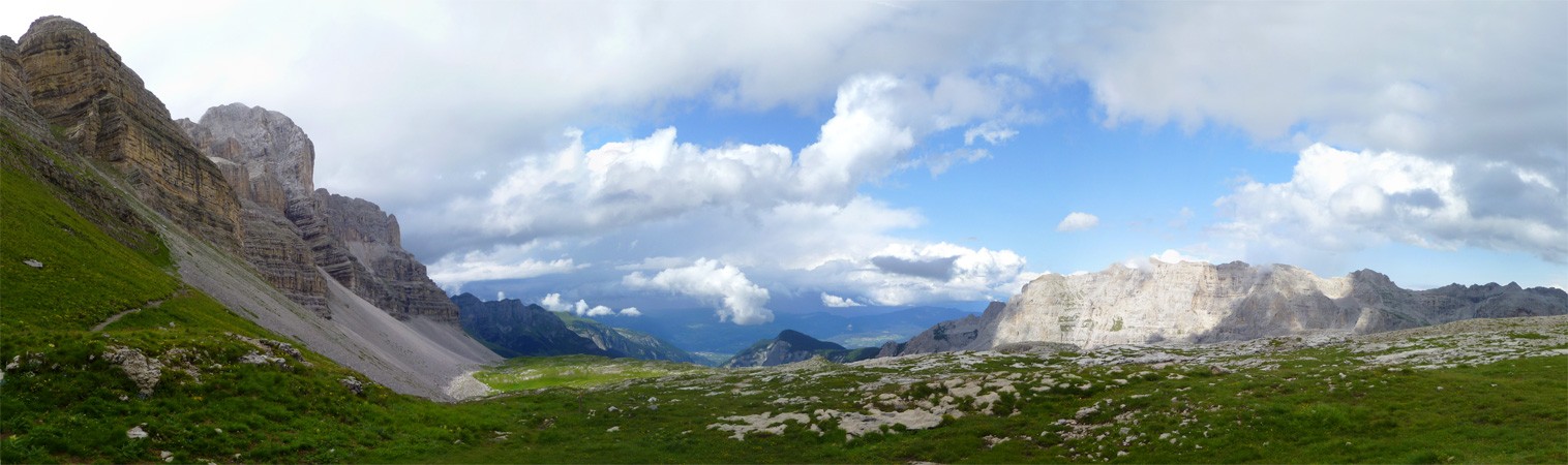 Primera visión  - Panorámica del paisaje dolomítico tras bajar del telecabina Grosté. 