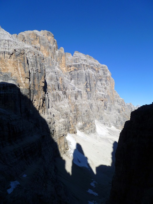 Sombra del Campanile  - La afilada sombra del Campanile Basso apuntando a las paredes de la cima Tosa y el Crozzon di Brenta 