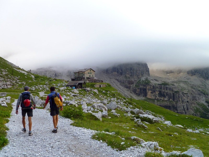 Llegando al Brentei  - Detrás, escondido tras las nubes, el imponente Crozzon di Brenta 