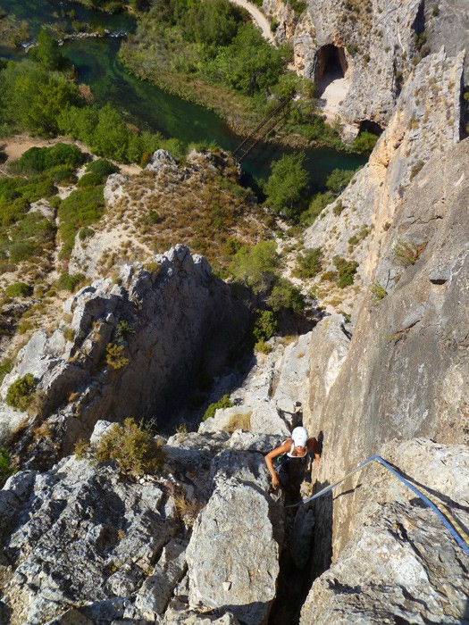 Menudas vistas  - Ali escalando el primer largo. Al fondo unas preciosas vistas sobre el río Cabriel. 