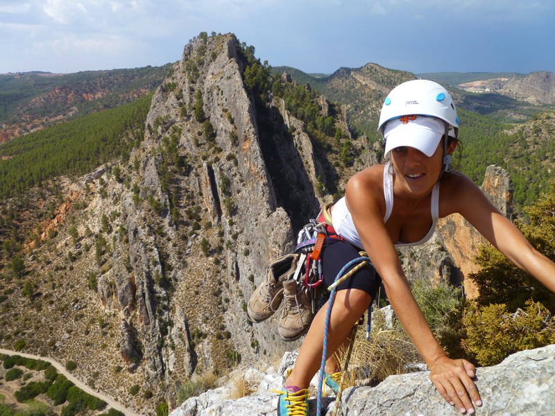 En la cresta  - Ali, llega a la cresta. Al fondo se aprecian los cuchillos donde desgraciadamente no se permite la escalada, al otro lado del río Cabriel, en la parte de Cuenca. 