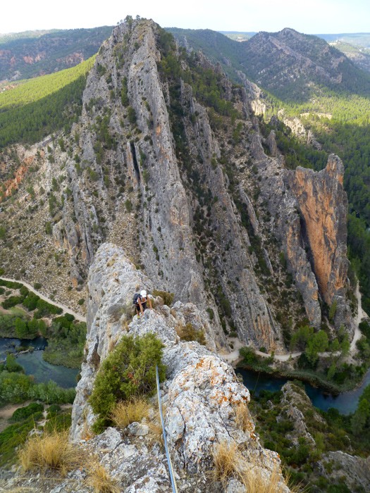 Cresteando  - Ali recorriendo la aérea cresta cimera. Tras ella una preciosa vista del río Cabriel y las agujas de la parte de Cuenca. 