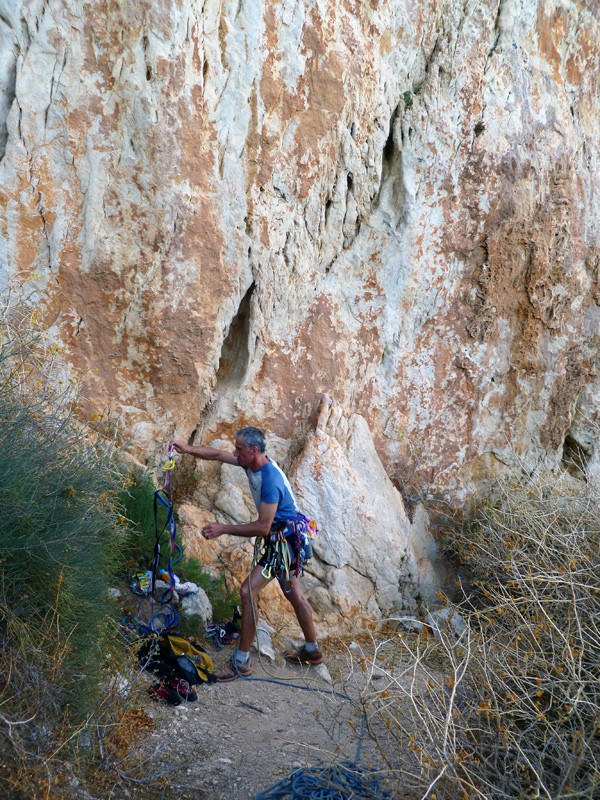 Pie de vía de la Gomez-Cano  - Javi Nieto preparando el material para emprender la escalada 