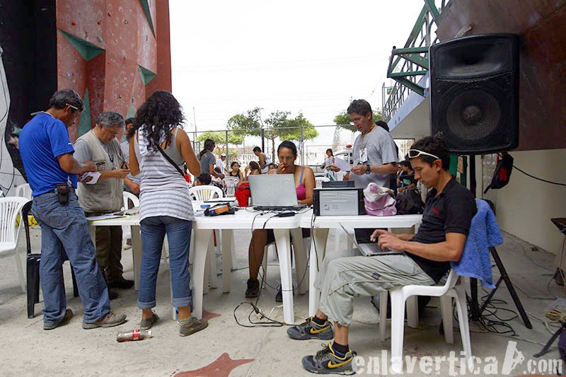 The staff  - Jurado, ábitros, montadores preparando la segunda ronda. 