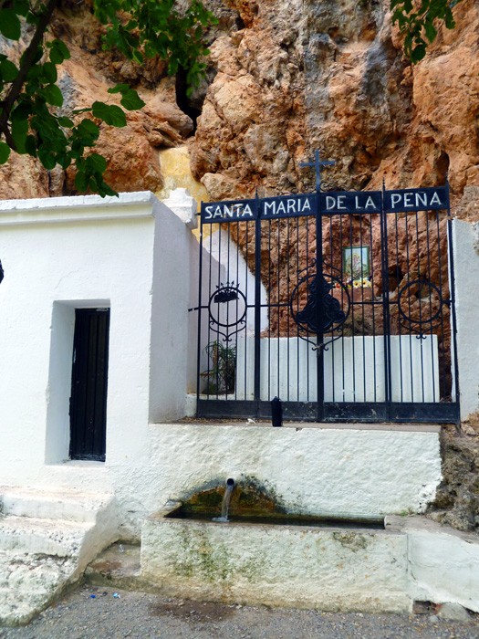 Santa María de la Peña  - Fuente donde coger agua pegada a las paredes. 