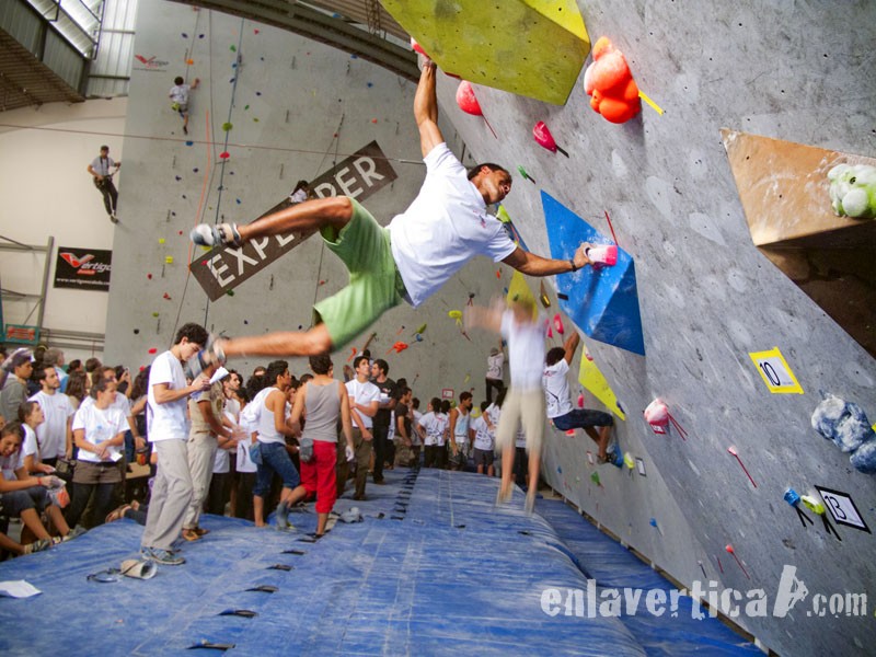 The flag  - Carlos Petro, que ganó el Campeonato de escalada en bloque y dificultad Vértigo.  