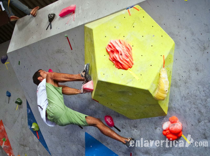 Sólo puede quedar uno  - Carlos Petro fue el único en encadenar este bloque del Campeonato de Escalada en Bloque y Dificultad Vértigo 