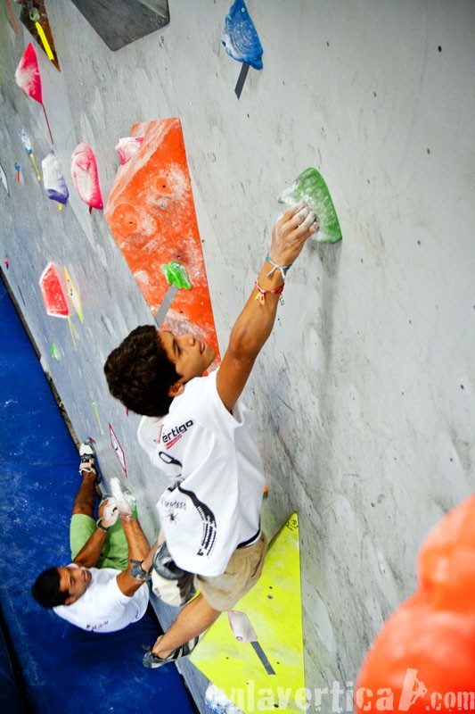Sin piedad!!  - Gustavo de 13 años lo da todo en el Campeonato Escalada en Bloque y Dificultad Vértigo 