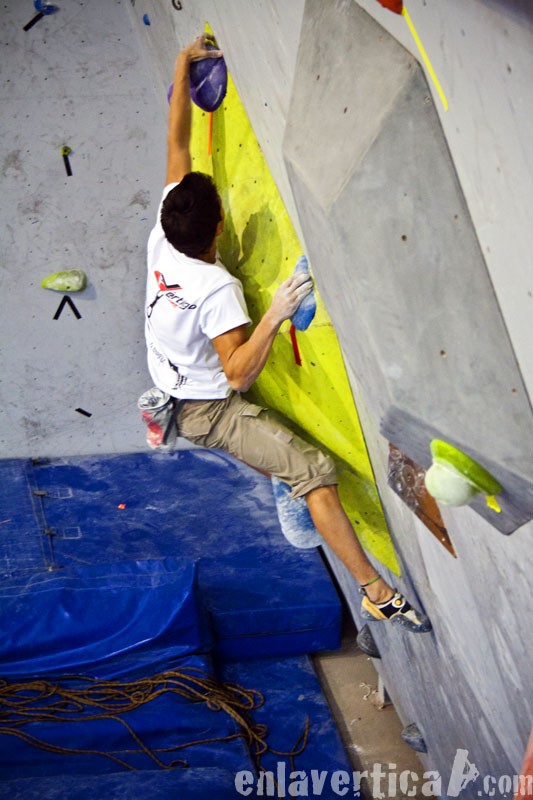 El principio del fin  - Lilo se encadena sin problemas el primer bloque de la final del Campeonato de Escalada en Bloque y Dificultad Vértigo 