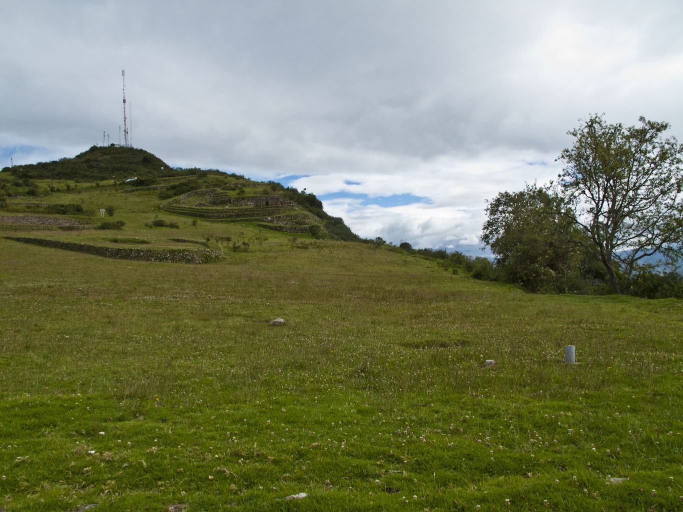 Ruinas del Cojitambo  - "El Complejo Arqueológico Cojitambo está ubicado a 21 kilómetros al noreste de la ciudad de Cuenca, característico por su forma cortada, da la apariencia de un león dormido. Esta conformado por materiales culturales, que datan aproximadamente 500 años antes de Cristo. La estructura de las ruinas es de cimentaciones de piedra que cubren una superficie aproximada de 52 hectáreas".
Fuente: http://www.ecostravel.com/ecuador/ciudades-destinos/ruinas_cojitambo_cuenca.php 