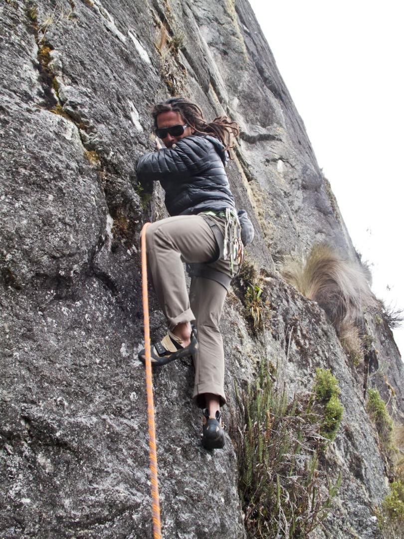Inicio de la vía  - Daniel Bagre iniciando un 6c en el Sector Toreadora del Cajas 