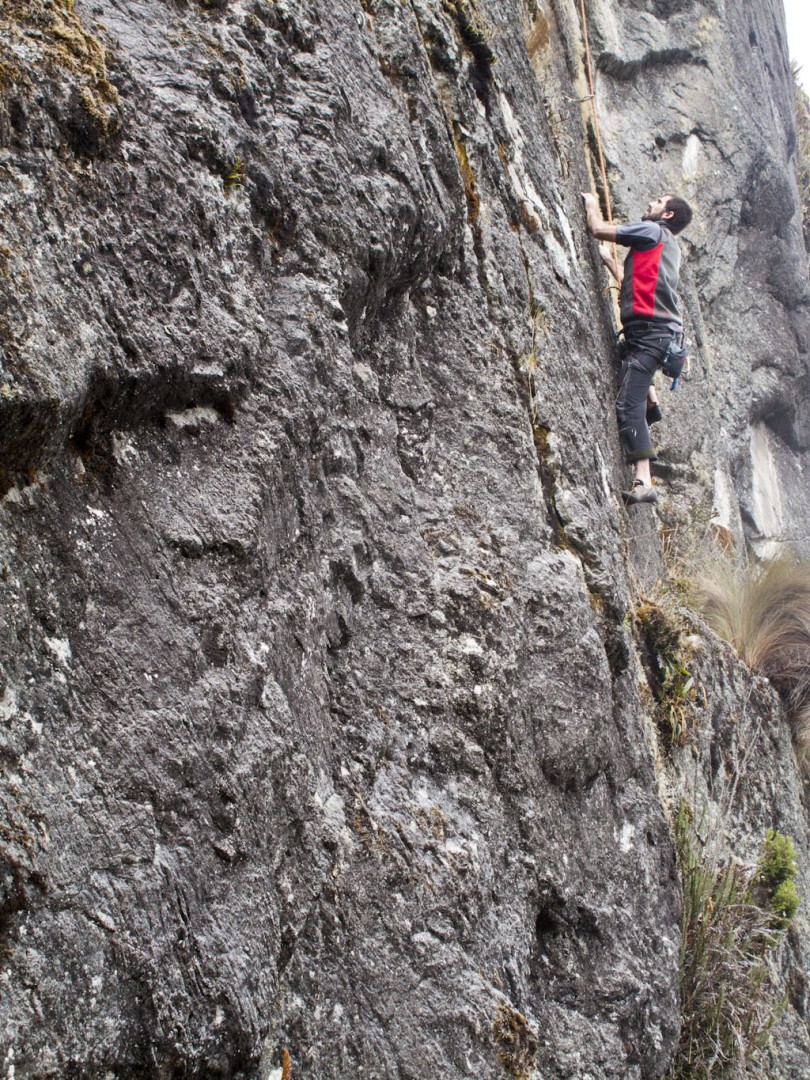 Lo que pueda  - Luchando en un 6b+ de pura placa y fricción... parecía más fácil desde abajo 