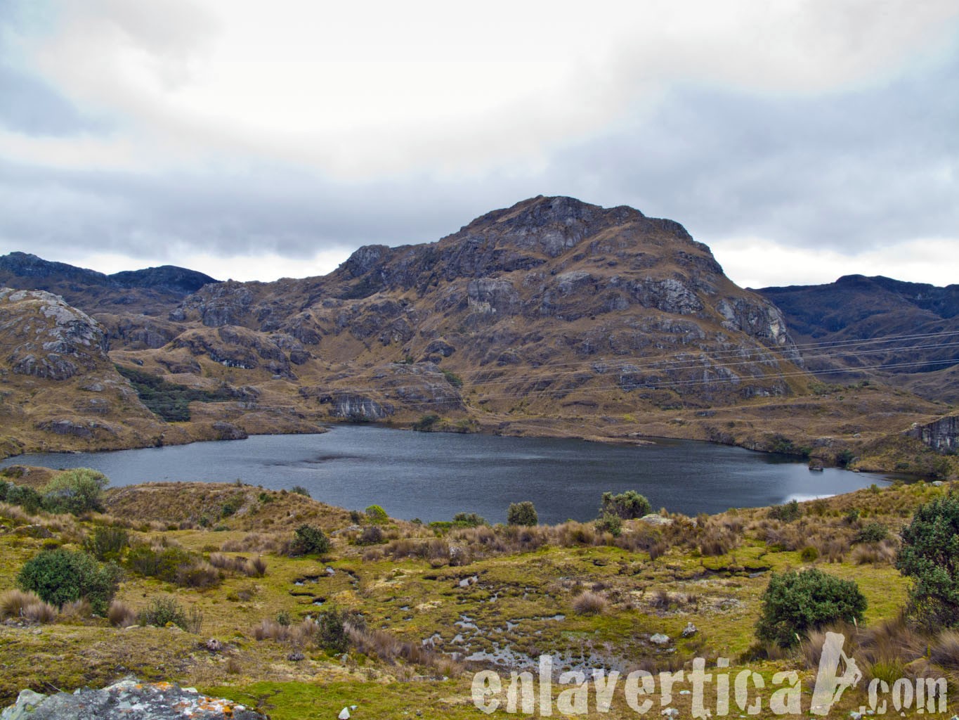 Laguna Toreadora  - Desde el parking y el registro de entrada al Cajas nos encotramos la laguna Toreadora que da nombre a este sector de escalada. Rodearemos la laguna de derecha a izquierda hasta encortrar una pared negra, a los pies de la laguna, con 5 vías equipadas. 