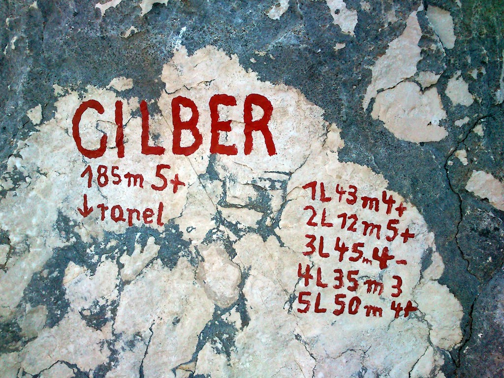 Marca de inicio de la vía Cilber  - Incluye longitud y grado de los largos con pintura roja 