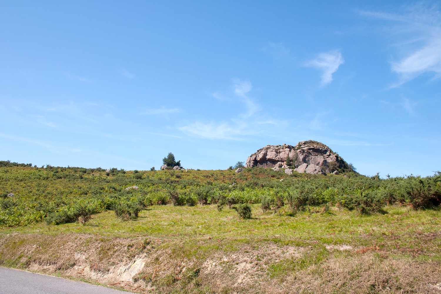 Pikoketa desde la carretera  - La roca de Pikoketa, situada en lo alto de una colina, envuelta por pastos y monte bajo por donde pastan libremente algunos caballos. Un lugar muy agradable con unas bonitas vistas donde pasar un buen día de escalada al sol. 