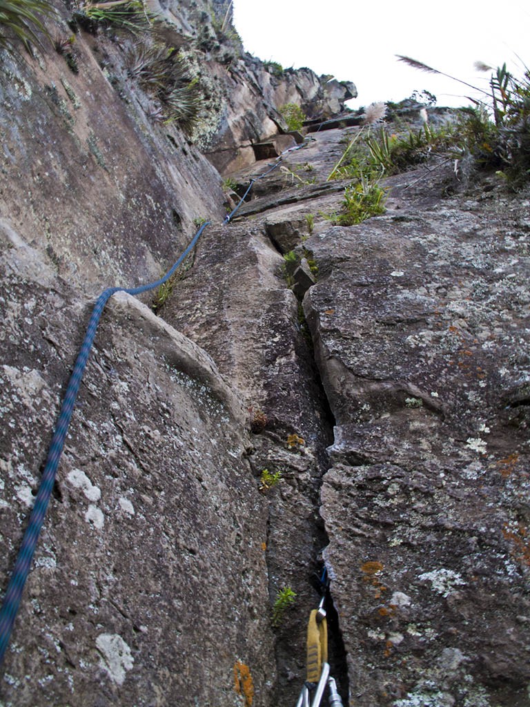 Y de aquí al top!!  - Reunión del primer largo de la vía Capac-ñan. Vemos una hermosa fisura donde poner un par de friends y hacer la reunión.Y de aquí empieza el segundo y evidente largo. Una combinación de fisuras, empotramientos, babaresas y placa... qué más se puede pedir!!! 
