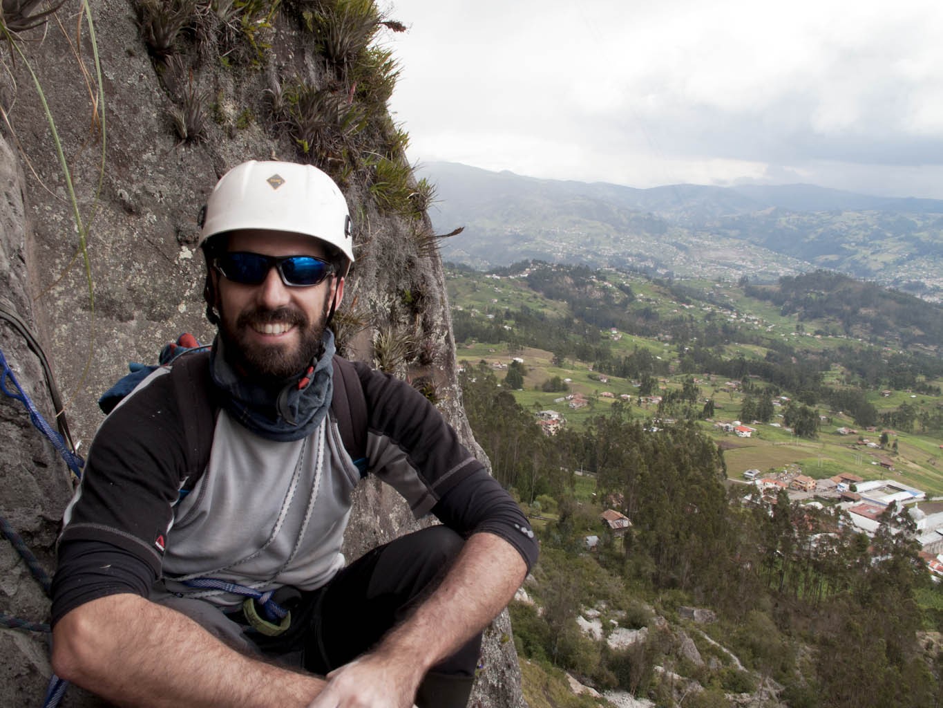 Esperando turno  - Esperando que saliera el último escalador de una cordada de tres en la base de la vía Capac-ñan. Afortunadamente, aunque no es muy segura, es bastante cómoda y amplia. 