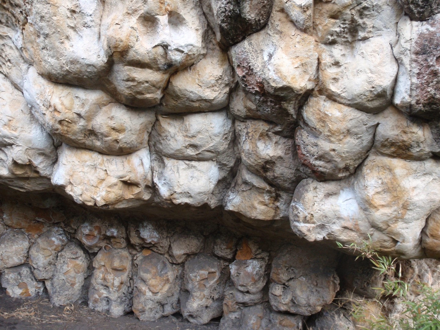 Bloque coliflor  - Es un bloque muy bonito en  forma de coliflor, con varias vías de buen nivel. 