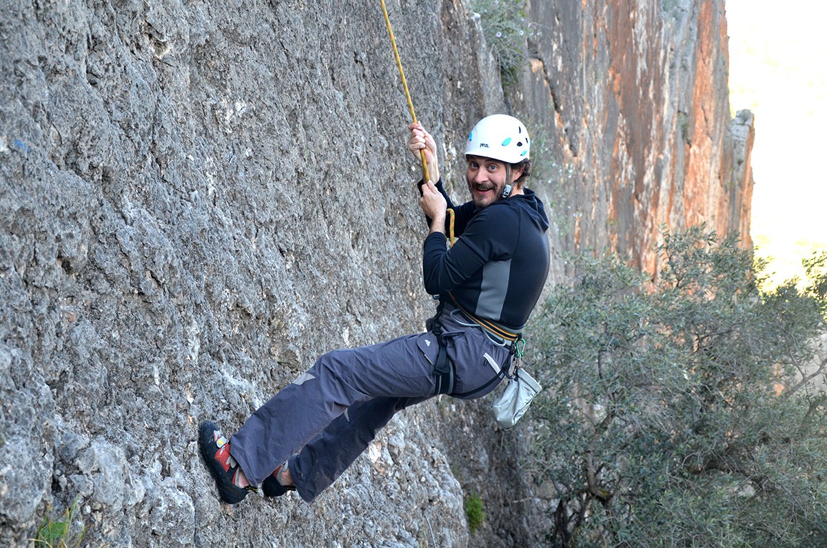 Bajando de las alturas  - Tras su primer intento de escalada Guillem baja aliviado. 