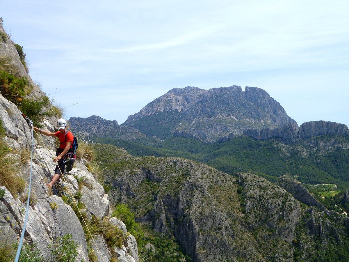 De espaldas al Puig Campana  - Asegurando con la característica silueta del Puig Campana como telón de fondo. 