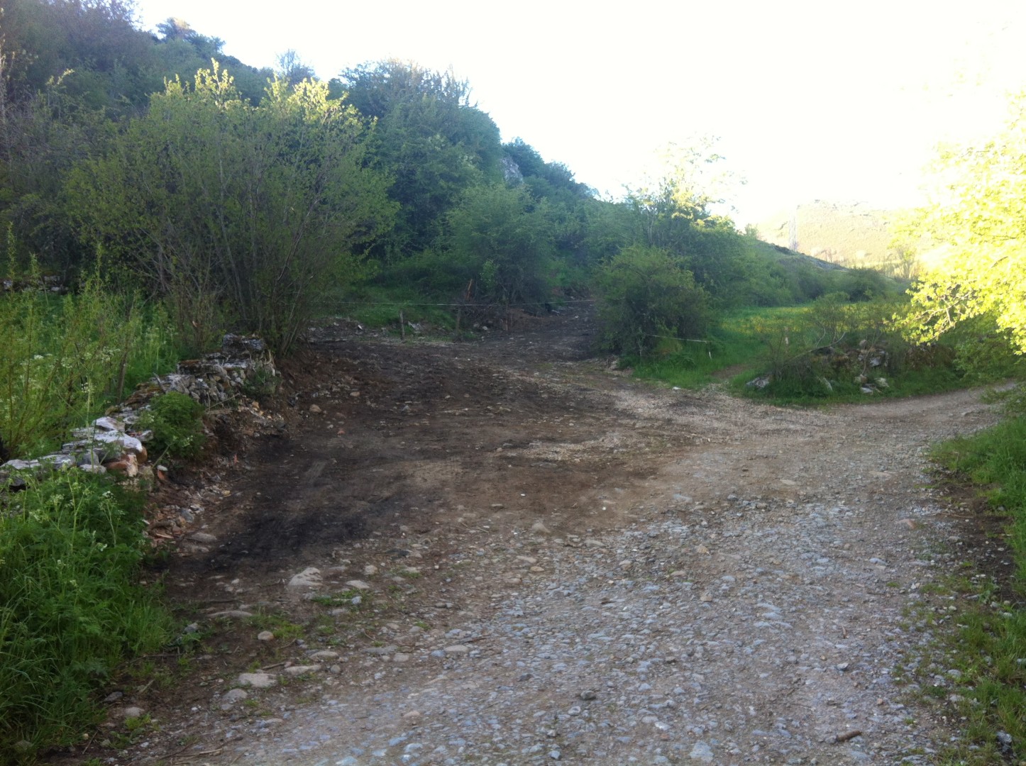 Parking  - Esta es la nueva zona de estacionamiento, según pasamos la depuradora y el riachuelo, que nos ha habilitado la Junta Vecinal de Redipollos.
Desde aquí queremos darles las gracias por el trabajo realizado y todo el apoyo y facilidades que nos están dando, demostrando que están tan volcados con este proyecto como los escaladores locales. 