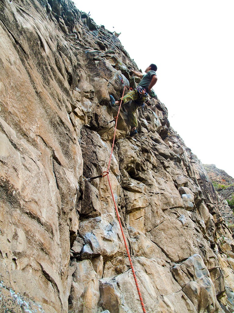 En la panza  - Escalada deportiva en la panza de Florecita Roquera en Paute. Brian tomando magnesio antes de continuar la vía. 