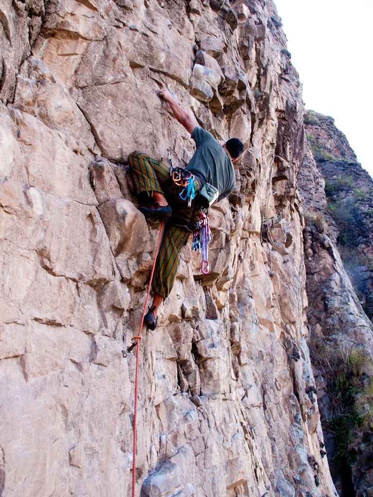 Inicio Petrogrifo  - Escalada deportiva en Paute. Brian calentando en un hermosa vía de 6a. 