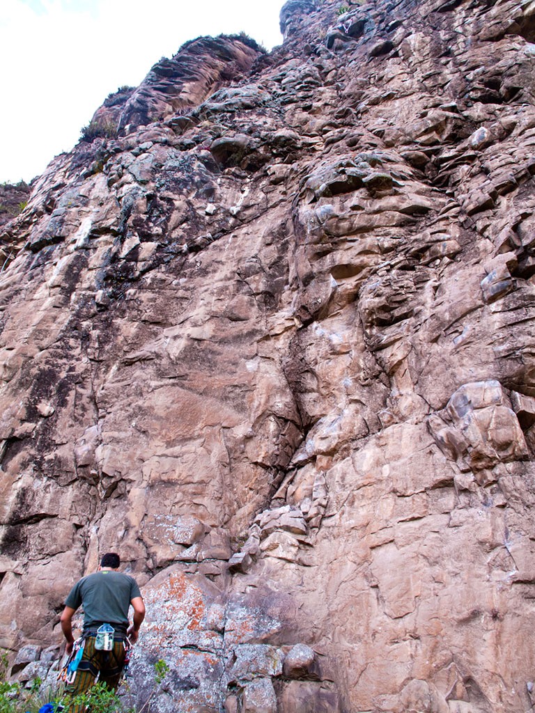 Sector Tina Turner  - Explorando el sector para una buena escalada en roca. 