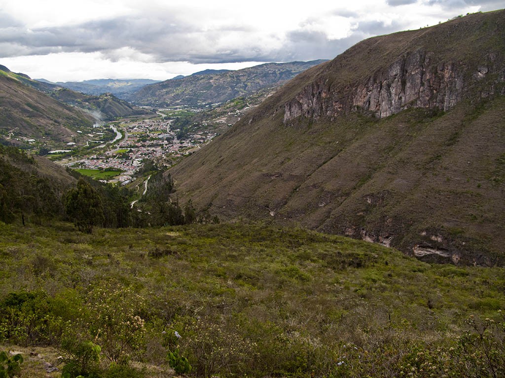 Escalada Paute  - Vista panorámica de la zona de escalada de Paute y en pueblo de Paute. 