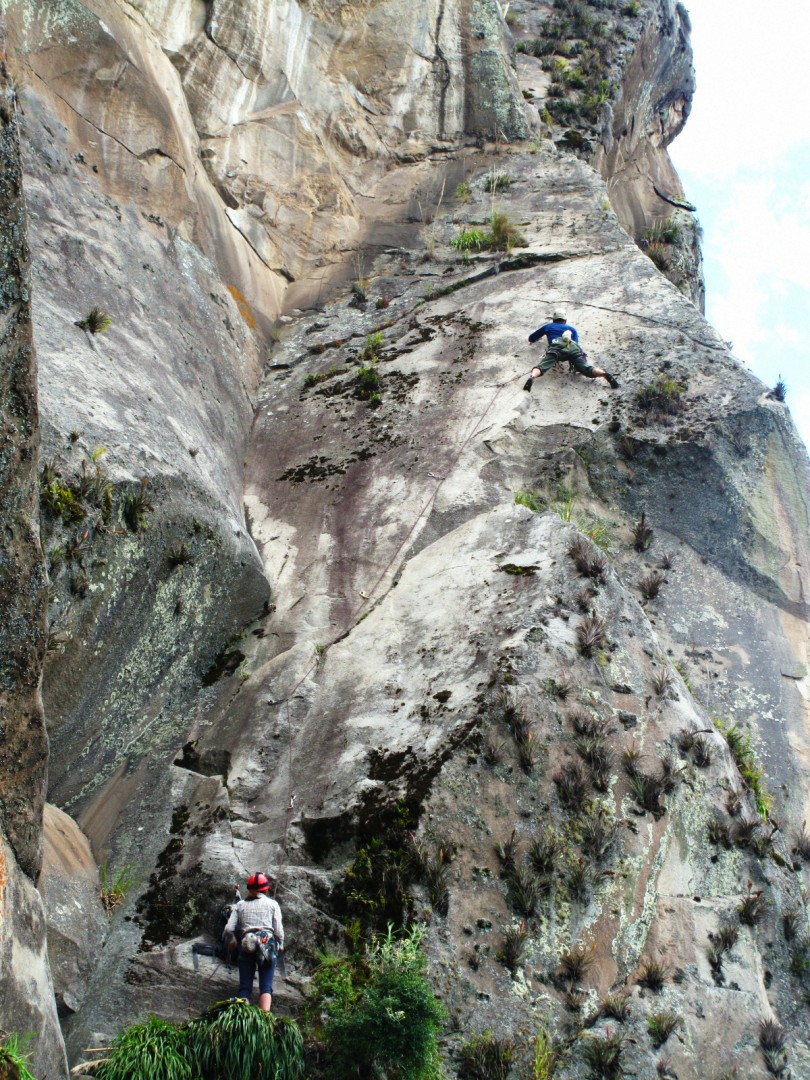 Primer largo  - Los compañeros patagones empiezan el primer largo de la vía Qué Chuchas Me Ves!! 