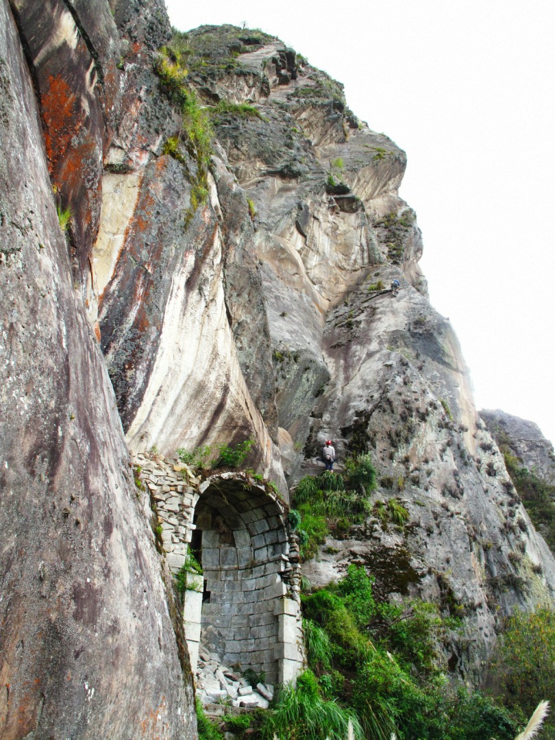 La gruta  - Inicio de la vía Qué chuchas me ves!! Marcado por un proyecto de hermita abandonado. 