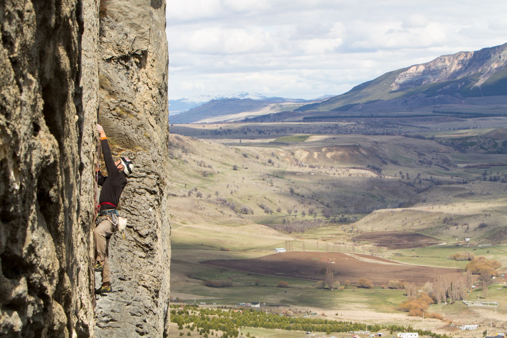 Chapando en la Muralla  - Javier escalando en la Gran Muralla de Coyhaique, Chile 