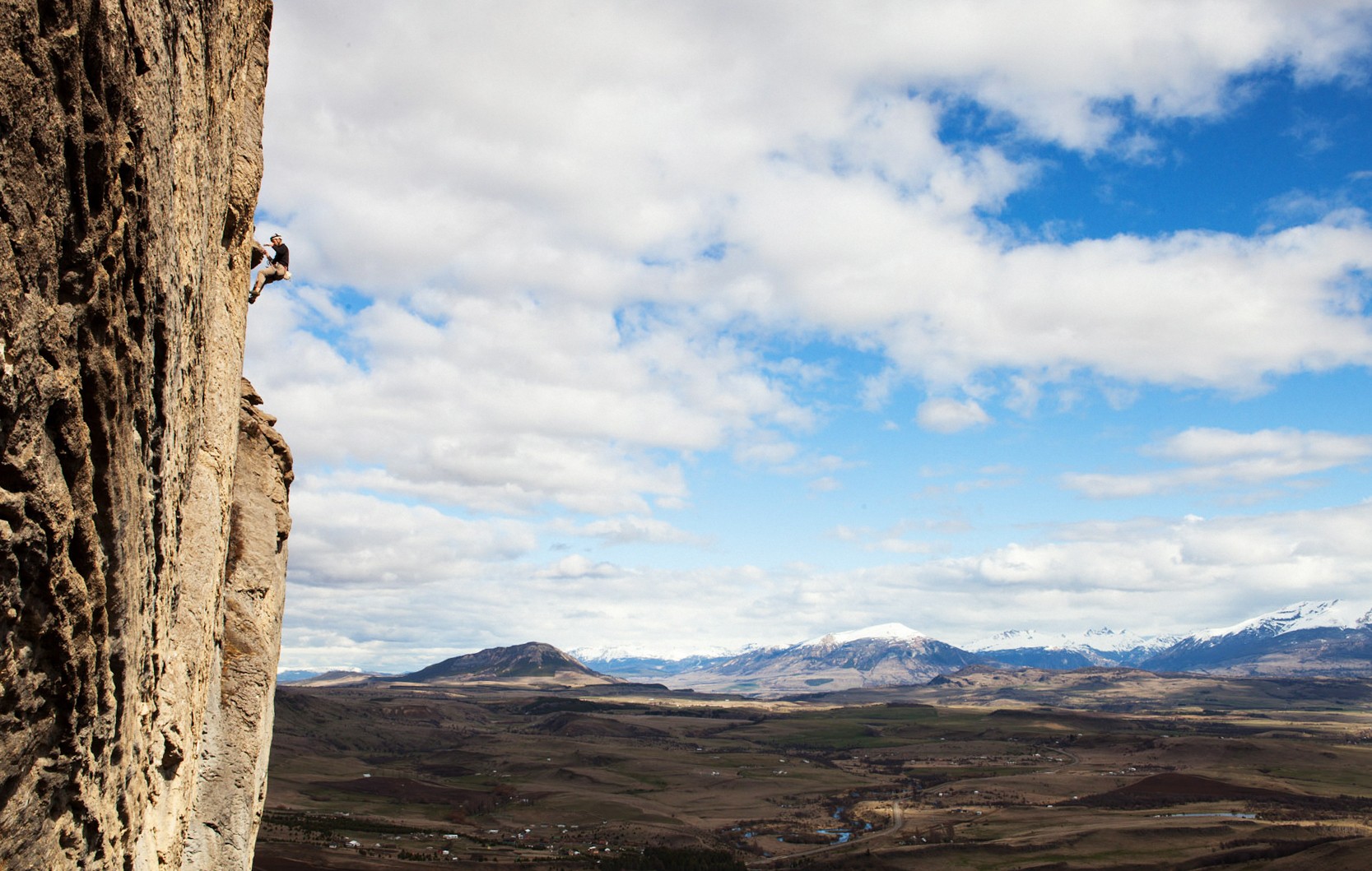 Escalar en Chile  - Las increibles vistas de la provincia de Aisen nos acompañarán en nuestras escaladas patagónicas. Javier disfrutando de la Muralla China en Coyhaique. 