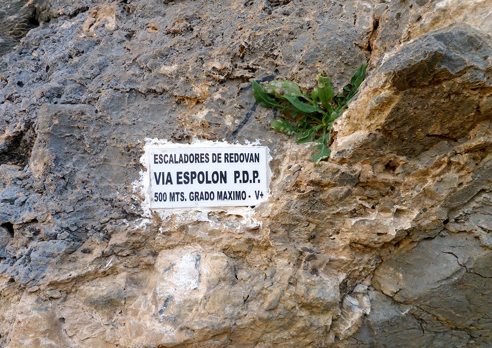 Cartel al pie de la vía 