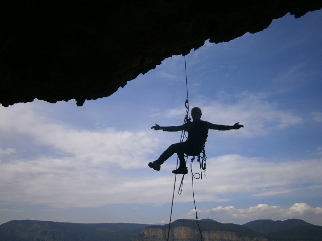   - ...jumando en la apertura,vistas del pantano, desde la cueva del primer largo... 