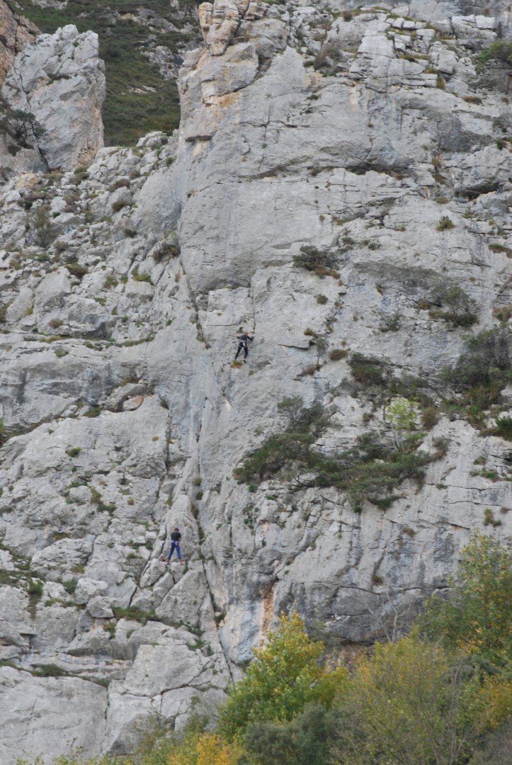 Las Mulas  - III,III,V+; escaladores en el tercer largo. 