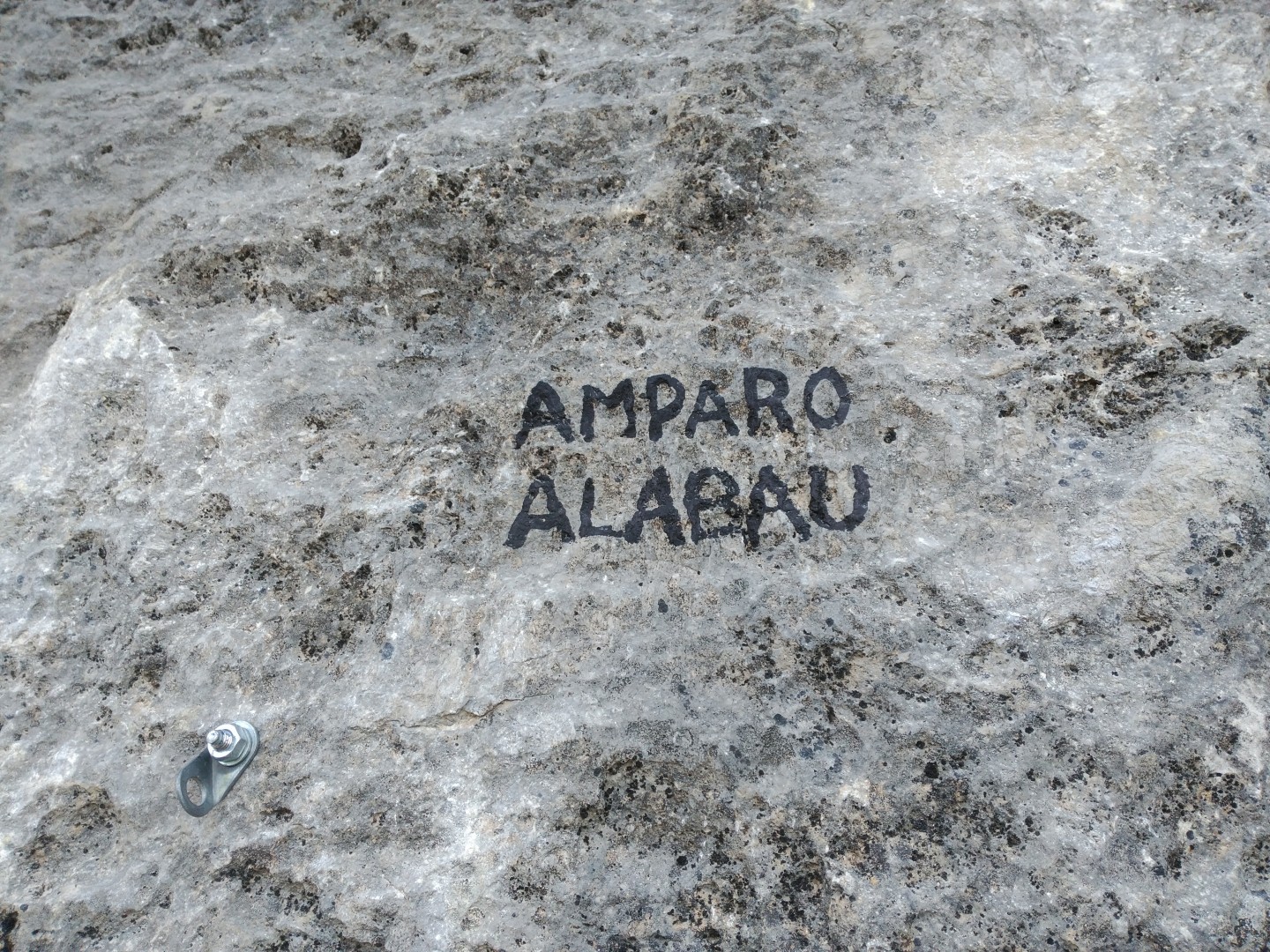 Nombre escrito a pie de vía 